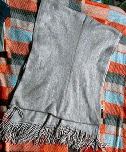 Neutral scarf with fringe