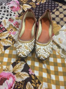 Embroidered Juttis
