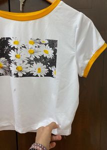 Floral print slim fit crop top.