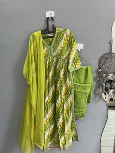 Green & Yellow Printed Psnt Set