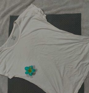 White Tee Your Wardrobe Is Crying For 😉