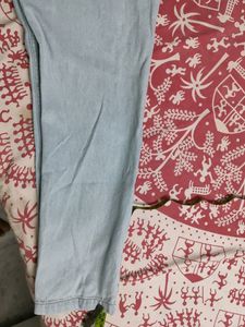Women&#39;s Torned Jeans