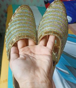 Heavy Golden Embroidered Jutti
