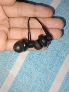 Black Wired Earbuds