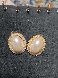 Oval Shape Pearl Swarovski Studs