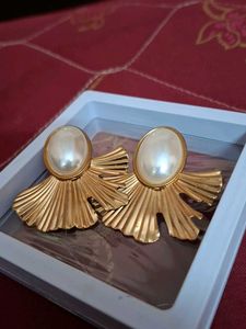 Its a Statement Earring With large Pearl Centereex