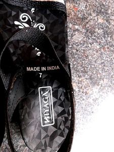 Black &amp; White Slides - Size 7