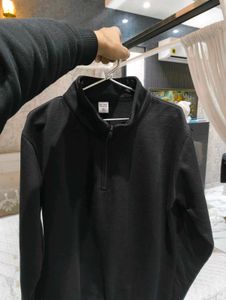 Stylish Black Sweatshirt
