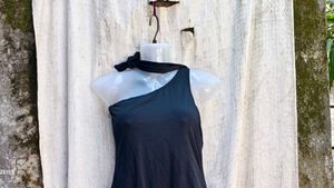 Stylish One-Shoulder Swimsuit