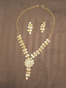 Gold Tone Floral Jewelry Set