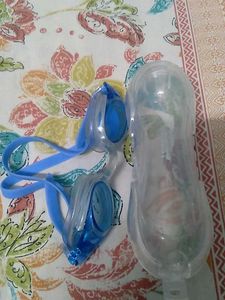 SWIMMING GOGGLES