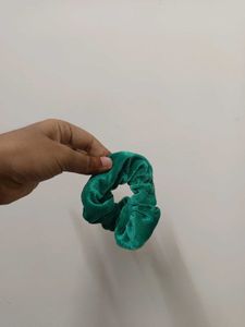 6 scrunchies.