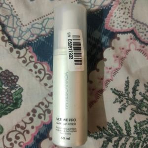 New Faces Caneda Meckup Fixer Spray