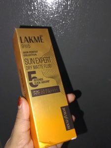 Lakme 9 to 5 Sun Expert Dry Matte Fluid Suscreen
