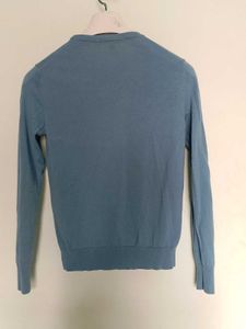 uniqlo branded swaetshirt .