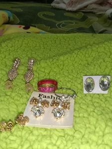 combo of 4 earings and 2 finger rings