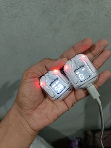 pack 2 31A Ultrapods white colour working like new