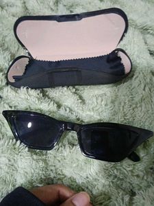 Cat eye sunglasses with UV lens