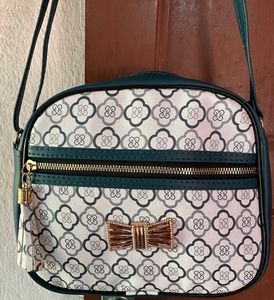BRAND NEW LADIES SLING BAG