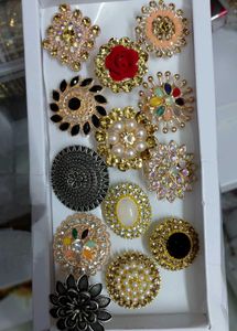 Assorted Decorative Brooches (Set of 13)