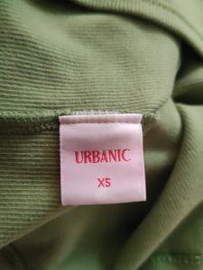 URBANIC XS GREEN TSHIRT CROPPED TOP