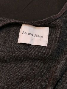 It&#39;s a never worn crop top. Bought it for 450.