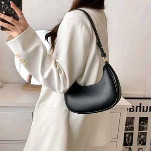 🇰🇷Crescent Shoulder Bag 👸