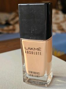 Lakme Absolute Luminous Skin Tint