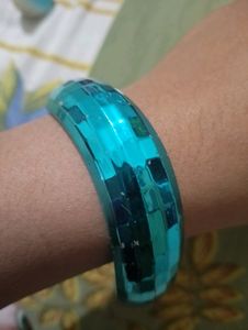 2 Bracelets