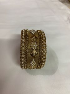 Elegant Traditional Gold-Tone Bracelet with Pearl