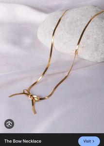 The Bow Necklace