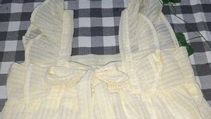 Cute yellow ruffle top✨