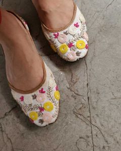 Floral Embroidered Juttis