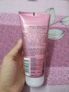 Pond&#39;s Bright Beauty Facewash
