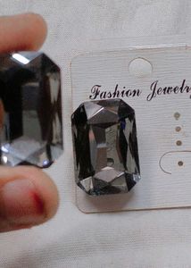 Oversized Glass Earing Studs.