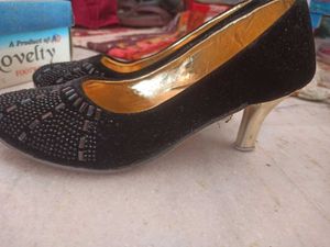 Black Embellished Juttis
