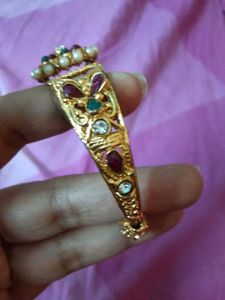 Elegant Gold-Toned Bangle