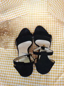 CUTE BLACK HEELS  FOR WOMEN