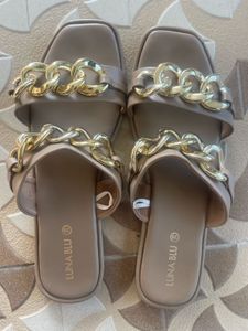 Luna Blu Chain Detail Slides
