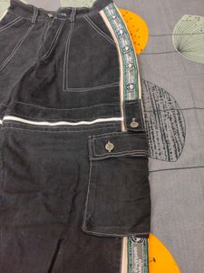 Loose Fitting Cargo Jeans