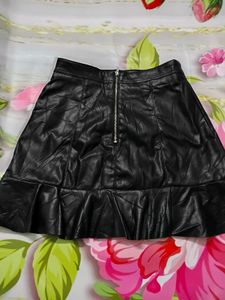 (833)Black Faux Leather Ruffle Mini Skirt