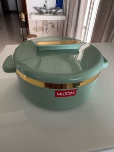 Brand New Milton  curve Casserole 2.15 Litres