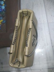 A perfect beautiful hand bag from Gucci..