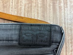 Levi’s Charcoal Black Skinny Fit Jeans – Size 28