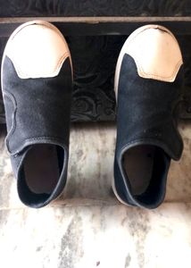 🌟YK Brand kids Black &amp; white casual shoes for 6-8