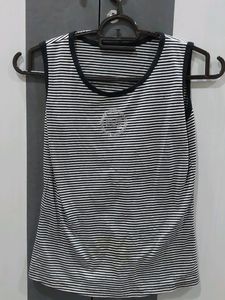 BLACK AND WHITE TOP