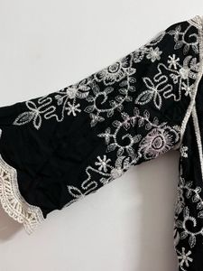 Embroidered Black Top🖤🤍