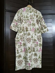 Women Floral Printed Cotton Kurta with Pants