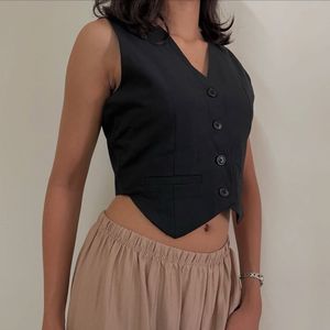 Chic Black Cropped Vest