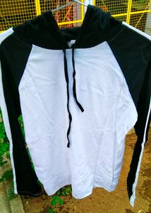 New Black An White T-shirt With Hood